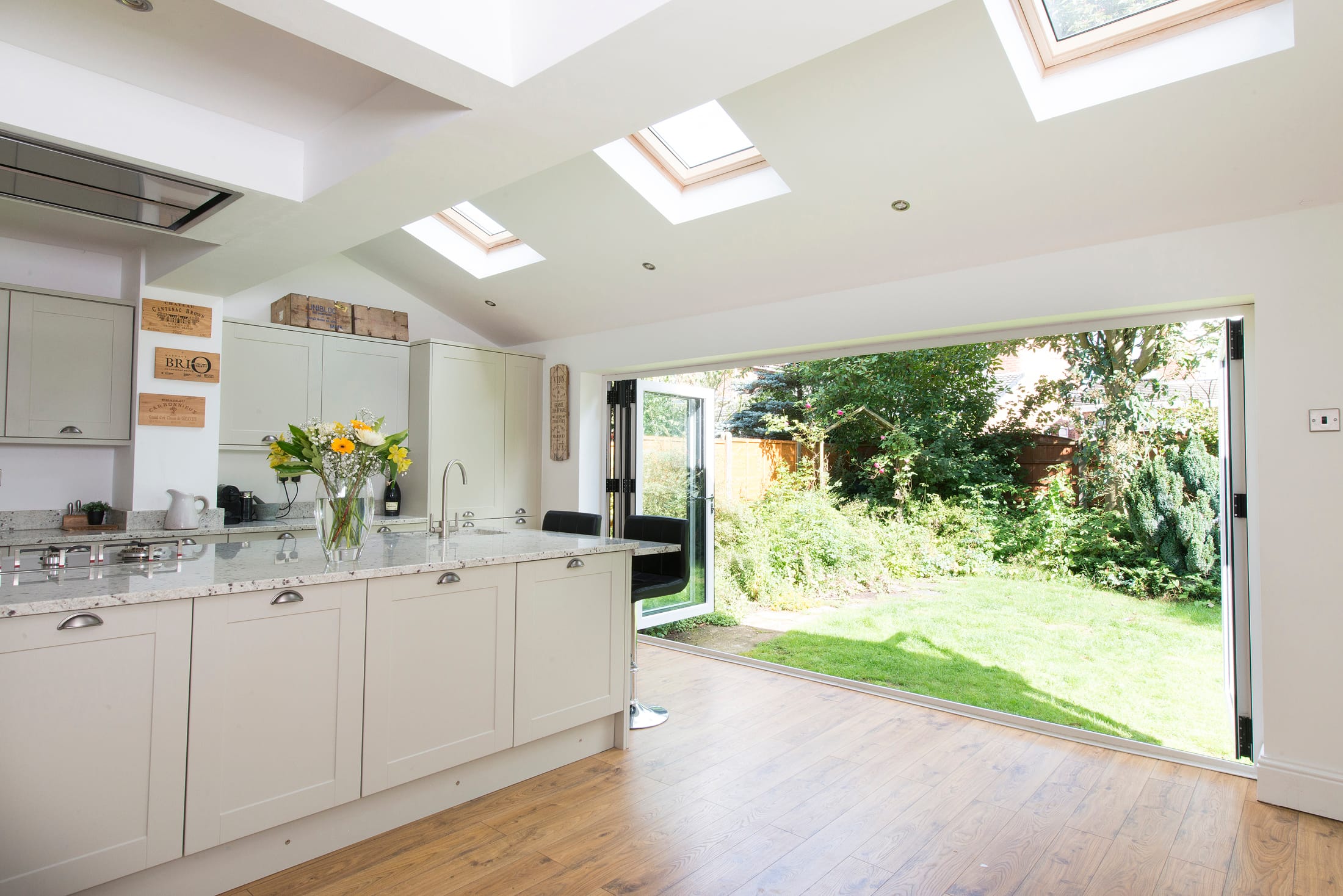 Bright extension behind energy-efficient bifold doors